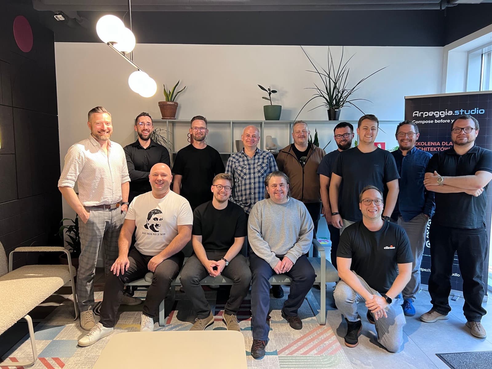 Wspólne zdjęcie uczestników i prowadzących po warsztacie w Warszawie