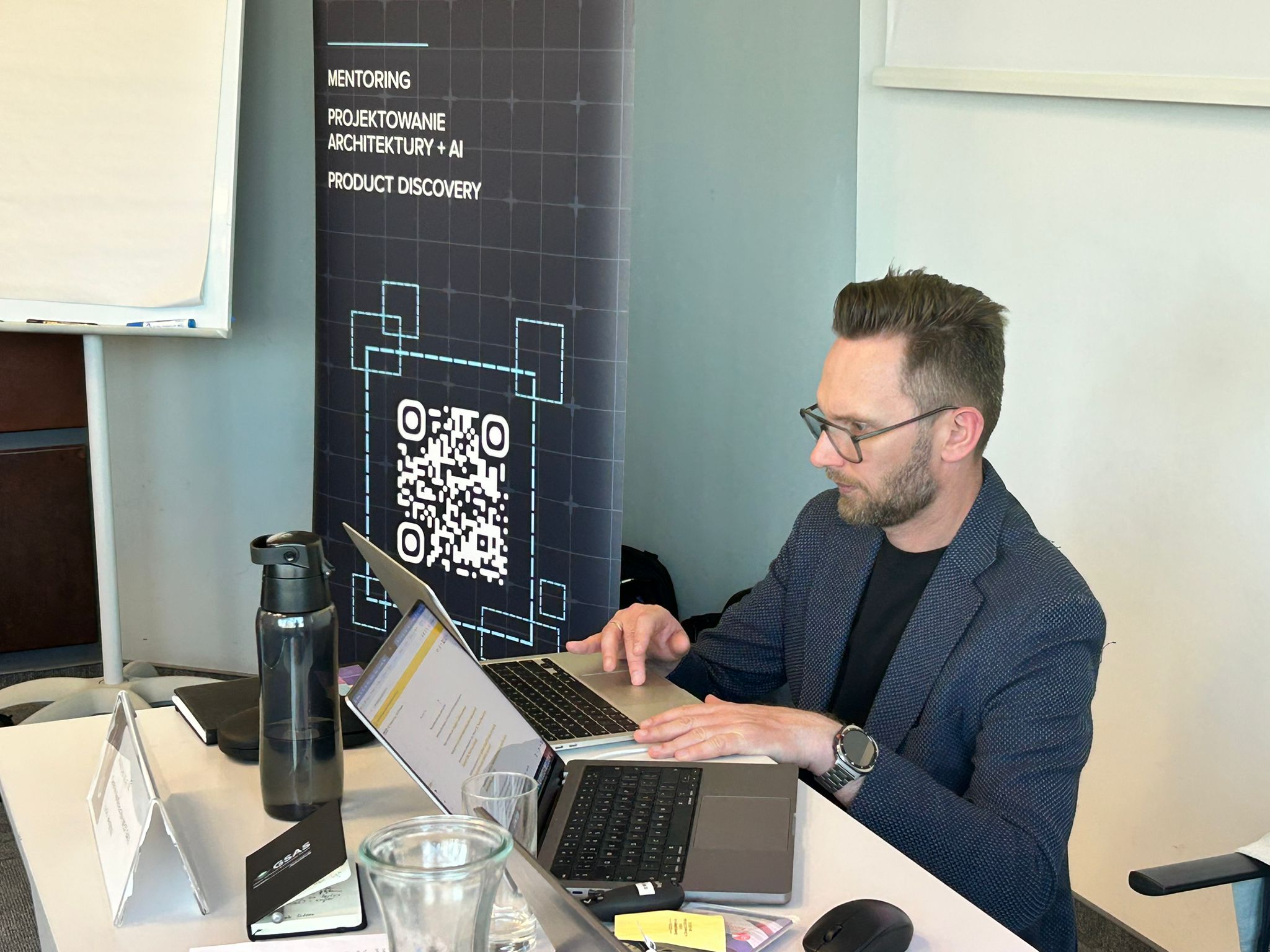 Prowadzący warsztatu przy laptopie