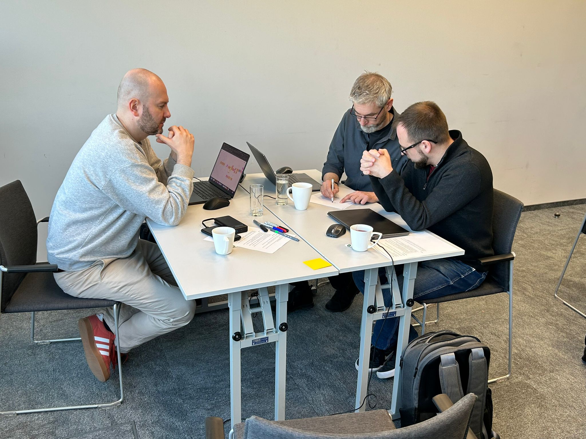 Mała grupa pracuje razem nad problemem architektonicznym